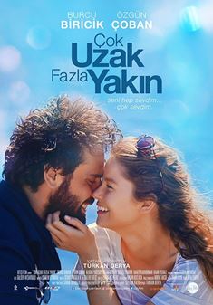 Çok Uzak Fazla Yakın afişi